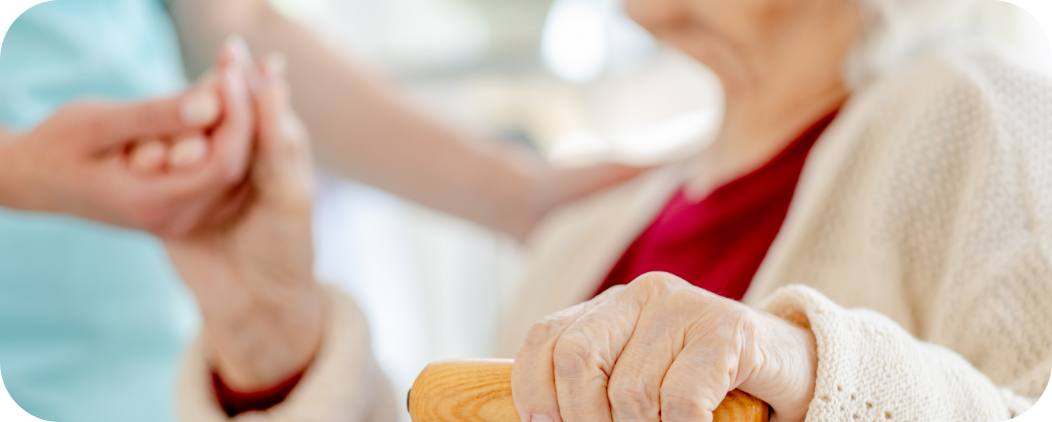 Travailleur social aidant une personne âgée, illustration de l’association Le Connetable à Dinan