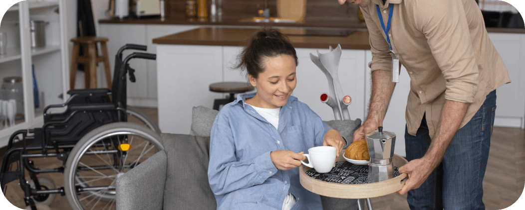 Travailleur social aidant une personne en situation de handicap, illustration de l’association Le Connetable à Dinan